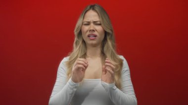 Kadın göğsüne yakın tutarak yüzünü ekşitti ve vücudunu hafifçe eğdi stüdyoda; iğrenme utancı şaşkınlık şok kafa karışıklığı.