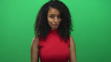 Stüdyoda kırmızı kolsuz bluz giyen, yaratıcı düşünen genç İspanyol kadın..