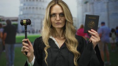 Meksika pasaportu ve tokmağı elinde tutan kadın yargıç pisa kulesinin önünde yasal otoriteyi somutlaştırıyor ve İtalya 'da uluslararası seyahat ediyor..