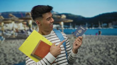 Amerika Birleşik Devletleri pasaportlu, deniz kenarında gülümseyen bir adam, çizgili bir gömlek giyiyor, güneşli bir plaj arka planına karşı seyahat belgeleri sergiliyor..