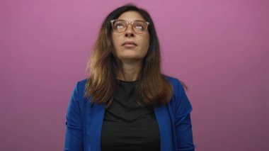 İspanyol orta yaşlı, gözlüklü, elleri ve gözlüklü bir kadın pembe stüdyoda imza atar, günlük sakin meditasyon pratiği yapar..