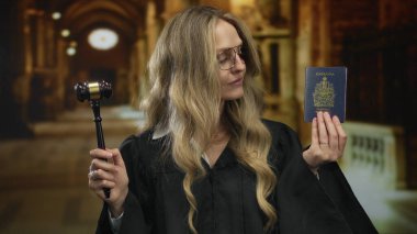 Genç kadın yargıç elinde Kanada pasaportu ve kilise zemininde tokmak tutuyor..