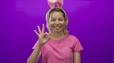 Sarışın, tavşan kulaklı bir kadın mor stüdyoda 