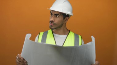 Stüdyoda sağlam şapka ve yansıtıcı yelek giyen insan mühendisi, yenilikçi konsantrasyon hırsı.