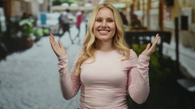 Güneşli bir şehir caddesinde kollarıyla gülümseyen bir kadın, şehir ortamında mutluluk ve özgürlük taşıyor, açık şehir hayatının özünü yakalıyor..