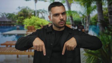 Genç İspanyol adam havuz kenarındaki bina girişini işaret ediyor. İddiaya göre....