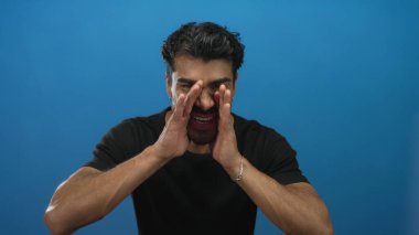 Mavi stüdyo ortamında kıt kanaat bağıran genç adam bardakları; anons enerjisi gürültülü ton.