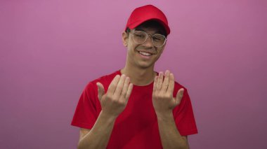 Stüdyo renkli pembe tişörtlü ve kırmızı şapkalı bir adam davet ediyor..