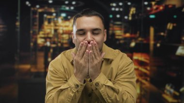 Adam müze galerisinde objektife doğru iki eliyle bir öpücük savuruyor. Sevgi ve şefkat dolu bir şefkat..