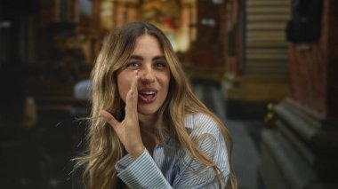 Sarışın kadın, katedralde göğüs göğüse, boyalı camların altında, saçları omuzlarından dökülen; sadakat sevinci.