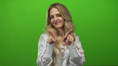 Kadın dudakları yeşil sarışını izole arka plan duvarından üflüyor..