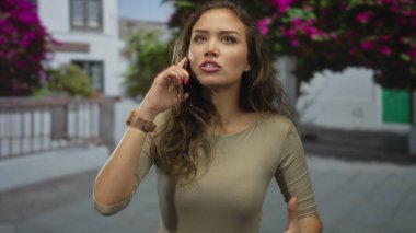 Ağzını açıp akıllı telefona bağıran ve sokakta elini kaldıran bir kadın. Kişisel hayal kırıklığı..