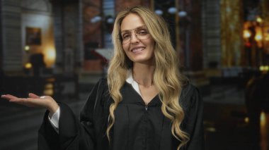 Kadın palmiyesi kiliseyi gösteriyor sarışın yargıç üniforması içeride gülümsüyor zarif bir rehberlik sunuyor.