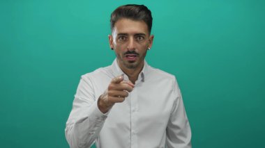 Beyaz tişörtlü genç İspanyol adam parmağıyla Tel Stüdyo 'yu işaret ediyor. Acil sürpriz tepki alarmı..