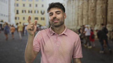 Adam gülümsüyor ve tarihi bina cephesinin önündeki işlek caddede parmağını yukarı kaldırıyor; iyimserlik yenilik ilhamı.