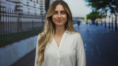 Rıhtımda gülümseyen bir kadın, kendine güven durgunluğu..