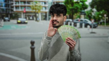 Kentsel sokak ortamında elinde Rus rublesi banknotları tutarken gülümseyen bir adam coşkulu ve kendinden emin bir ifade sergiliyor..