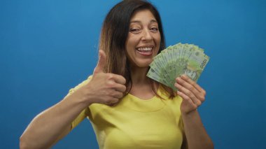 İspanyol kadın gülümsüyor ve elinde Şili pezosu banknotlarının hayranı..