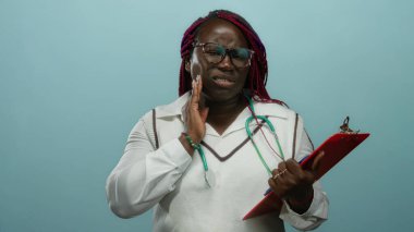 Beyaz önlüklü kadın, mavi arka planda yanak ve pano ağrısı çekiyor. Bu da diş sorununu gösteriyor..