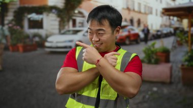 Kentsel sokakta gülümseyen, yansıtıcı yelek giyen, kendine güvenen, kalabalık bir şehir ortamında insanların ve arabaların arasında güvenliği ve farkındalığı ön plana çıkaran bir adam..