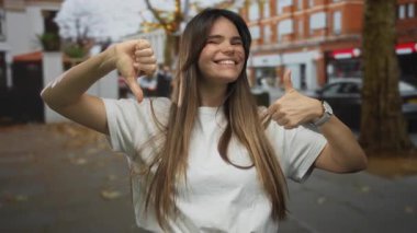 Canlı bir şehir caddesinde gündüz vakti şehir ortamında karışık duygular ifade eden genç bir kadın..