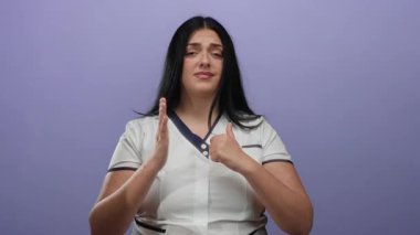 Beyaz gömlekli kadın, izole edilmiş mor arka planda hareketli, kıvrımlı, kendine güvenen, gevşek ifadeli, sağlam arka planda duran bir kadın..