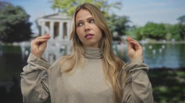 Sarışın beyaz kadın parkta parmaklarını çimdikliyor. Dedikodu merakı şüphe uyandırıyor..