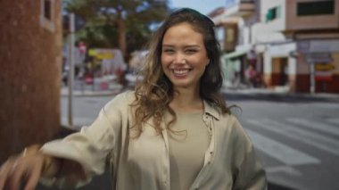 Kadın gün ortasında renkli şehir sokak sahnesinde el sıkışarak 