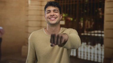 Erkek, genç İspanyol erkek dayanışması ile açık hava sahnesinde tap dansı yapmak için yumruğunu kullanır..