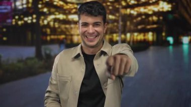 İnsan şehir merkezinde elleri ile kalp şeklini oluşturur; aşk, mutluluğu etkiler..