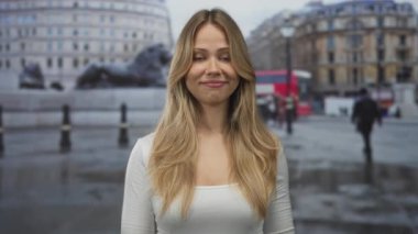 Londra caddesinde göğsü gösteren kadın parmağı; reddedilme.