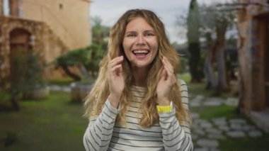 Kadın elleriyle avluyu pompaladı. Sarışın, gülümseyen neşeli, çizgili kompozisyon, enerjik kutlamaları iletiyor..