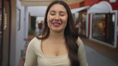 Genç İspanyol kadın meşgul caddede yanakları işaret ediyor; neşeli, neşeli, neşeli, neşeli, neşeli.