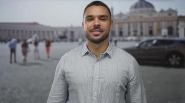 Adam gülümser ve Vatikan Kubbesi 'ne ve parlak güneş ışığı altındaki cepheye el ele imzasını atar; iyimserlik.