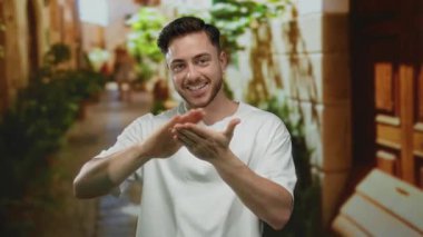 Şehir sokaklarında para harcayan genç bir adam. Sakalları sırıtıyor. Gündüz neşeli şehir hayatı.