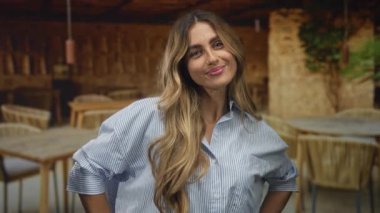 Kapalı bir restoranda sessiz kalmak için parmaklarını dudaklarına bastıran genç sarışın kadın. Sessizlik gizemi..