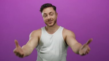 Sakallı genç bir adam beyaz bir atlet giyiyordu. Kollarını uzatarak canlı mor bir arka plana doğru gülümsüyordu. Hoş geldin enerjisi ve arkadaşlığı yakalıyordu..