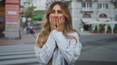 Yaya geçidi caddesinde kadın elleri ile yanaklarına bastırır; huzursuz endişe hüsranı diş ağrısı.