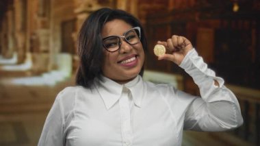 Kilisenin arka planında elinde kripto bozuk parayla gülümseyen bir kadın, modern finans ile geleneksel mimarinin yan yana geldiğini gösteriyor..