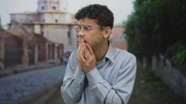 Eski kentteki dar kaldırım taşı sokağında elini sıkan genç İspanyol adam..