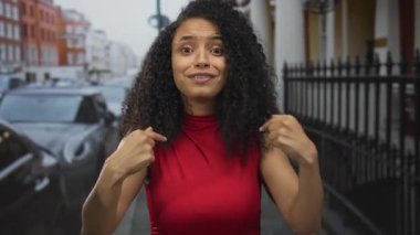 Şehir sokağında kendini neşeli bir ifadeyle gösteren bir kadın..