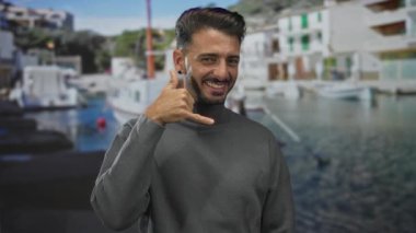 Adam el ele tutuşup iskele tarafındaki güneşli iskelede bana Jest diye seslen..