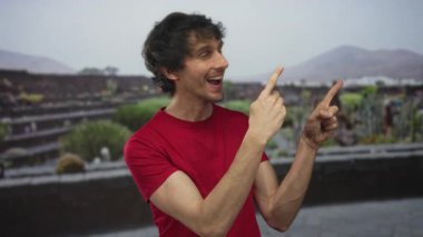 Güneş ışığında parktaki insan parmağı geniş bir sırıtışla antik taş kalıntılarını işaret ediyor..