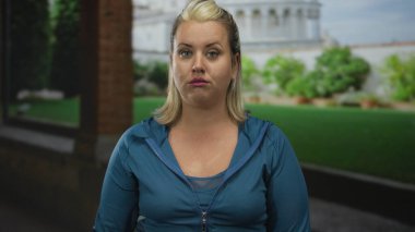 Binada kalp krizi geçirmek için gözleri ve elleri kapalı bir kadın ayakta duruyor; acı endişesi.