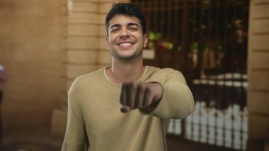 Erkek, genç İspanyol erkek dayanışması ile açık hava sahnesinde tap dansı yapmak için yumruğunu kullanır..