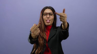 Kaba davranışlar sergileyen ve mor arka plana dil uzatan bir kadın.