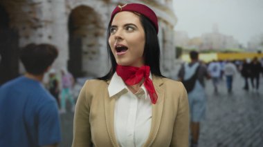 Hostes üniformalı genç İspanyol kadın Roma Stadyumu 'nun dışında eşsiz şehir ve tarihi karışımı sergileyerek hayrete düştü..