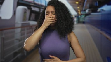 Yolcu gemisinde midesi bulanan bir kadın, güneşli sahil kenarında elleri üzerinde güvertede kendini iyi hissetmiyor..