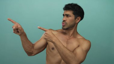 Gömleksiz, genç İspanyol adam iki işaret parmağıyla solda solda solda, solda solda solda, solda solda, solda solda solda, solda solda, merakla bekliyor..