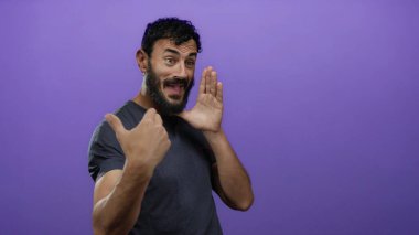 Hispanik sakallı bir adam coşkuyla el kol hareketi yaparak enerjik ve konuşkan bir sahne yaratıyor..